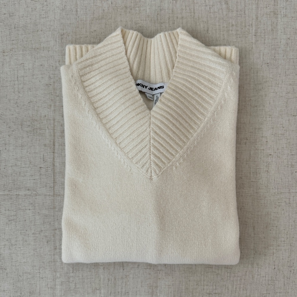 DKNY Jean Ribbed V-Neck White Sweater | Size S